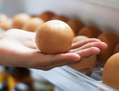 Αυτός είναι ο λόγος που δεν πρέπει να βάζετε τα αυγά στις θήκες της πόρτας του ψυγείου